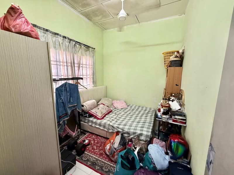 1-storey Terraced House for Sale in Taman Rengit Indah (Rengit) - Azlina Muslim - Bedroom - PropertyGuru.com.my
