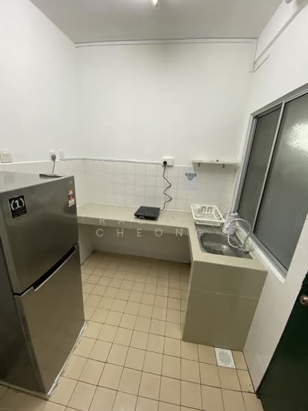 Rumah Flat untuk Disewa di Puchong Utama Court 1 - Rachel Cheong - Kitchen - PropertyGuru.com.my
