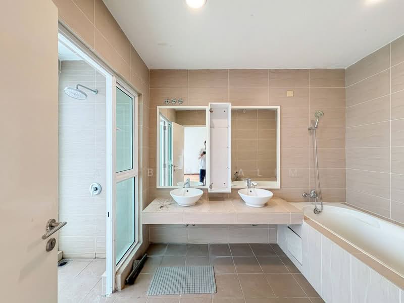 3-storey Terraced House for Sale in Cyberjaya (Selangor) - Adibah Salim - Bathroom - PropertyGuru.com.my