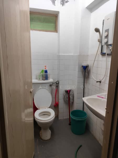 Rumah Flat untuk Dijual di Taman Harbour View (Wisma KGN) - Elaine Ooi - Bathroom - PropertyGuru.com.my