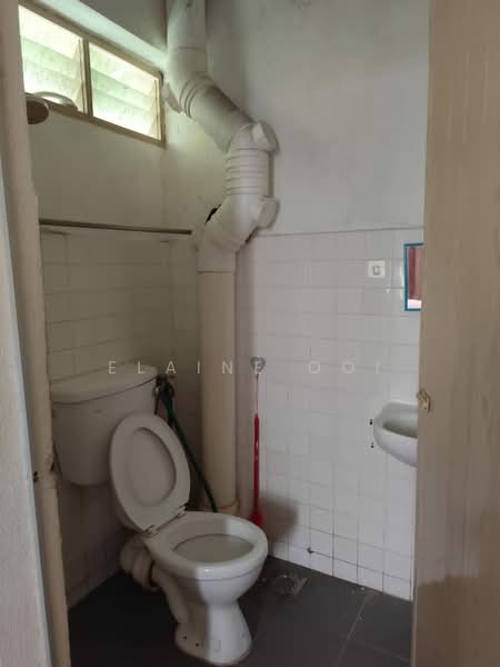 Rumah Flat untuk Dijual di Taman Harbour View (Wisma KGN) - Elaine Ooi - Bathroom - PropertyGuru.com.my