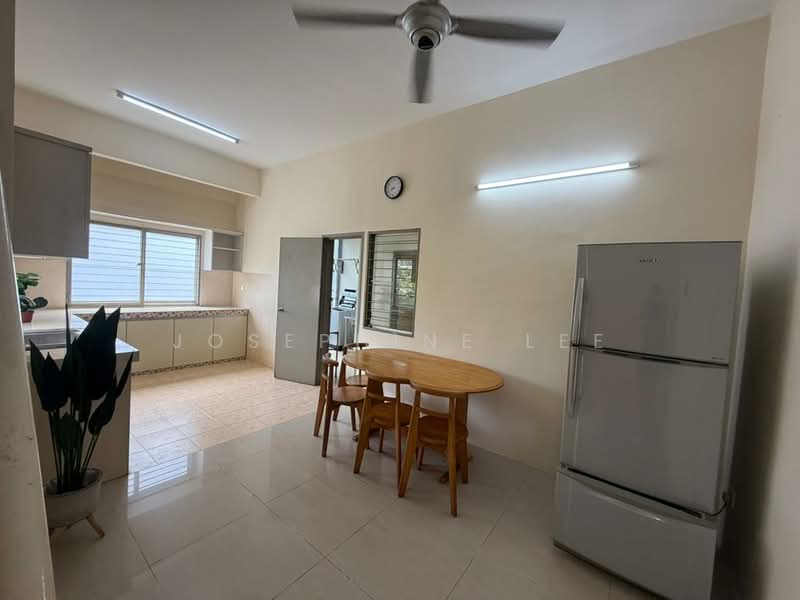 Townhouse for Rent in Kampung Sungai Kayu Ara (Petaling Jaya) - Josephine Lee - Kitchen - PropertyGuru.com.my