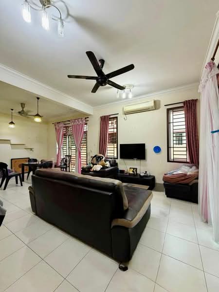 Cluster House for Sale in Taman Gaya (Ulu Tiram) - Tommy Tai - Living Room - PropertyGuru.com.my