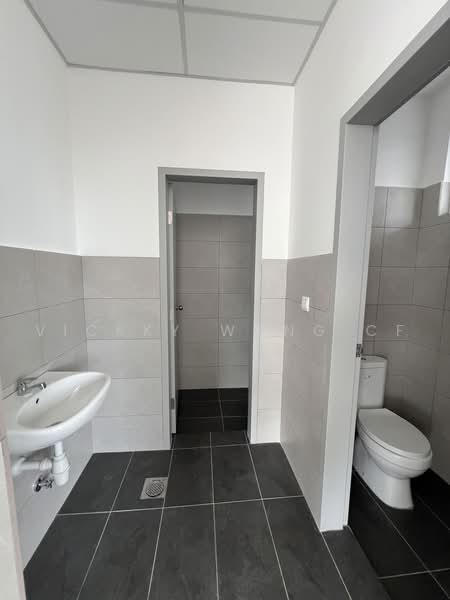 Shop / Office for Rent in Bandar Tropicana Aman (Telok Panglima Garang) - Vickky Wong CF - Bathroom - PropertyGuru.com.my