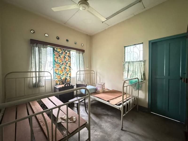 Rumah Banglo untuk Dijual di Taman Kolam Air (Johor Bahru) - Ziyan Liew - Bedroom - PropertyGuru.com.my