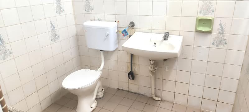Rumah Flat untuk Disewa di Tembikai Court - Brandon Yee - Bathroom - PropertyGuru.com.my