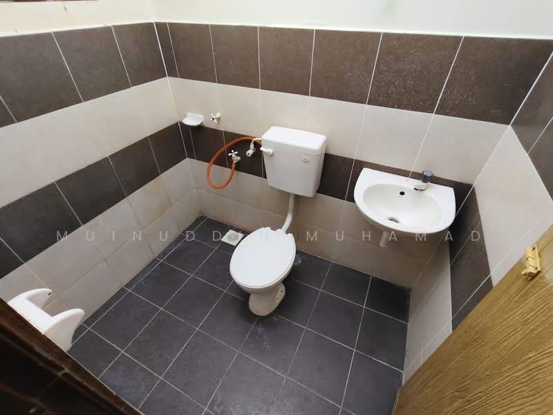 Rumah Teres 1 Tingkat untuk Disewa di Sitiawan (Perak) - Muinuddin Muhamad - Bathroom - PropertyGuru.com.my