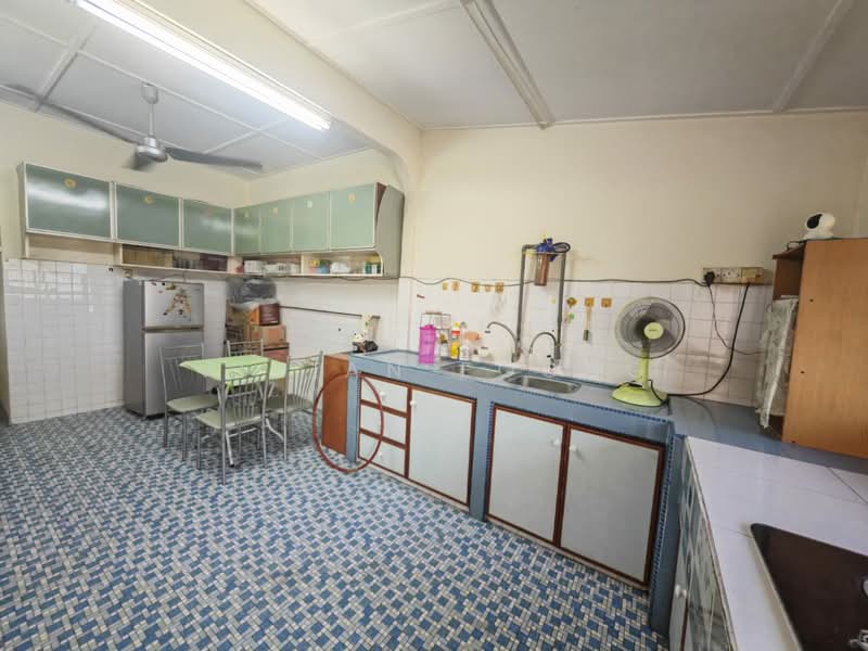 1-storey Terraced House for Sale in Taman Pertama (Ipoh) - Vivian Foong - Kitchen - PropertyGuru.com.my