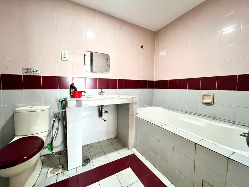 Kondominium untuk Disewa di Sri Alam Condominium - Adaw Zain - Bathroom - PropertyGuru.com.my