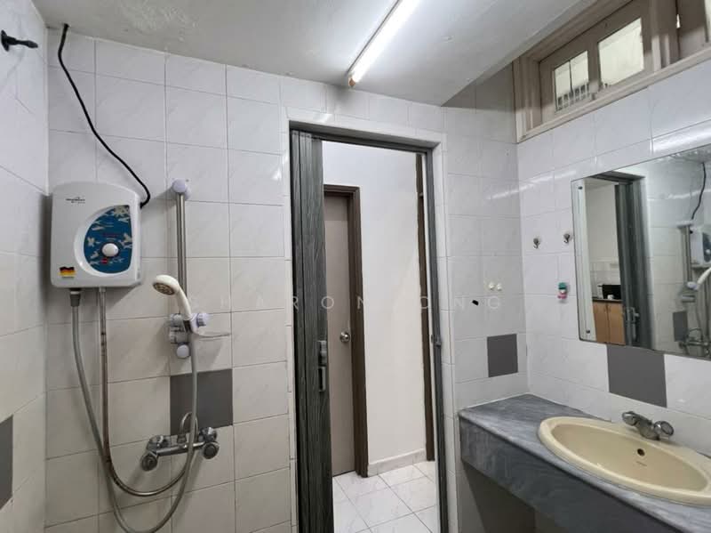 Kondominium untuk Dijual di Damai Villa (28 Logan) - Sharon Ong - Bathroom - PropertyGuru.com.my
