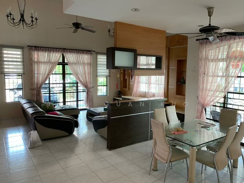 Rumah Berkembar untuk Dijual di Taman Pelangi Indah (Ulu Tiram) - Tong Guan Kho - Living Room - PropertyGuru.com.my