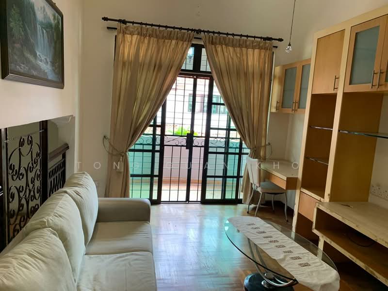 Rumah Berkembar untuk Dijual di Taman Pelangi Indah (Ulu Tiram) - Tong Guan Kho - Living Room - PropertyGuru.com.my