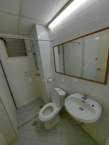 Kondominium untuk Disewa di Sri York Condominium - Ryan Sim - Bathroom - PropertyGuru.com.my
