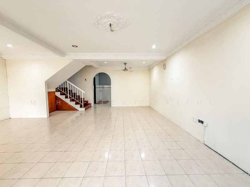 2-storey Terraced House for Sale in Seksyen 32, Kemuning Green Ville (Shah Alam) - Mohd Aizat Saiful Bahri - Living Room - PropertyGuru.com.my