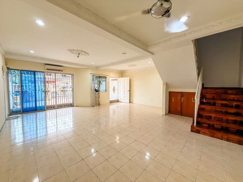 2-storey Terraced House for Sale in Seksyen 32, Kemuning Green Ville (Shah Alam) - Mohd Aizat Saiful Bahri - Living Room - PropertyGuru.com.my