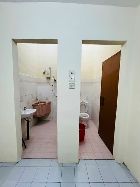 1-storey Terraced House for Rent in Taman Johor Jaya (Johor Bahru) - Min Kong - Bathroom - PropertyGuru.com.my