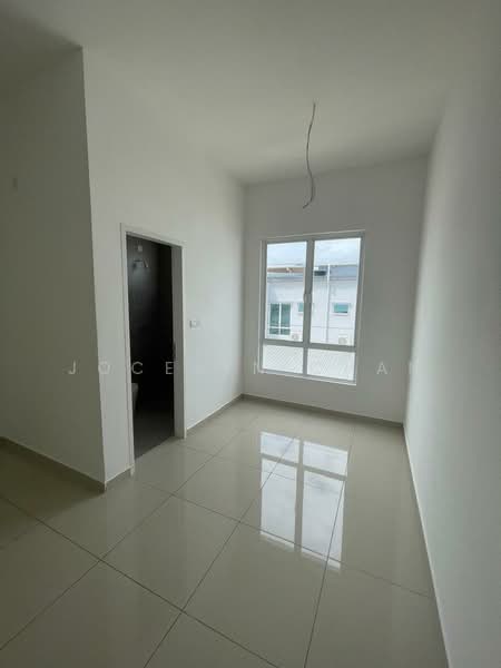 2-storey Terraced House for Sale in Bandar Sri Sendayan (Negeri Sembilan) - Jocelyn Chan - Rooms 1 with toilet - PropertyGuru.com.my