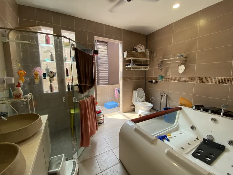 Semi-Detached House for Sale in Taman Bukit Serdang (Seri Kembangan) - Edward Ooi - Bathroom - PropertyGuru.com.my