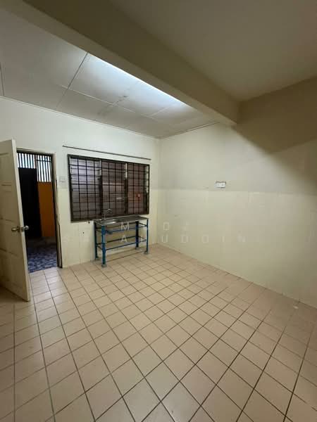 Terraced House for Sale in Taman Pinggiran Senawang (Sungai Gadut) - Mudz Salahuddin - Kitchen - PropertyGuru.com.my