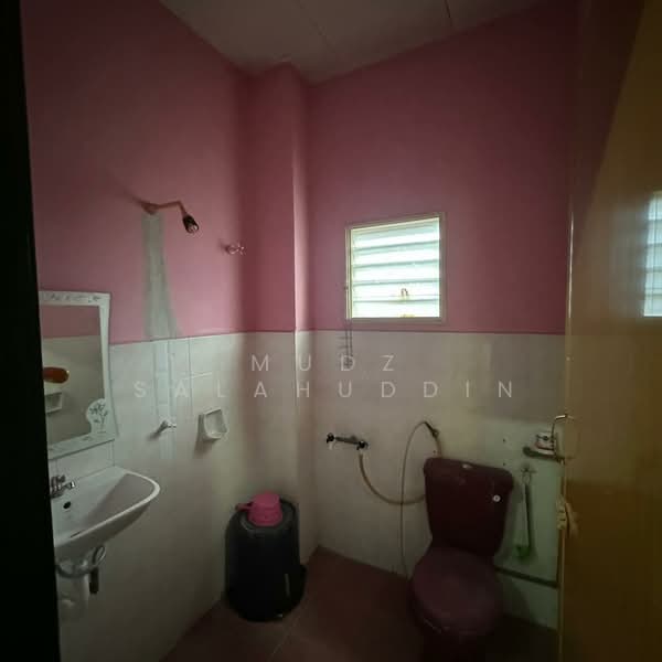 Terraced House for Sale in Taman Pinggiran Senawang (Sungai Gadut) - Mudz Salahuddin - Bathroom - PropertyGuru.com.my