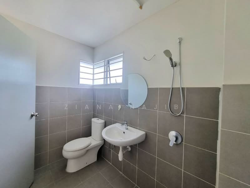 Rumah Teres 2 Tingkat untuk Dijual di Puncak Alam (Selangor) - Ziana Najib - Bathroom - PropertyGuru.com.my