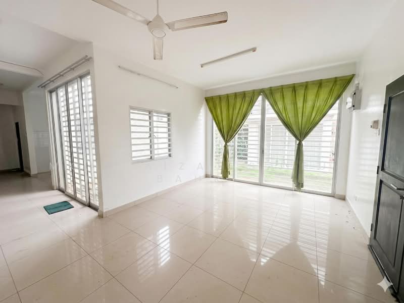 2-storey Terraced House for Sale in Puncak Alam (Selangor) - Mohd Aizat Saiful Bahri - Living Room - PropertyGuru.com.my