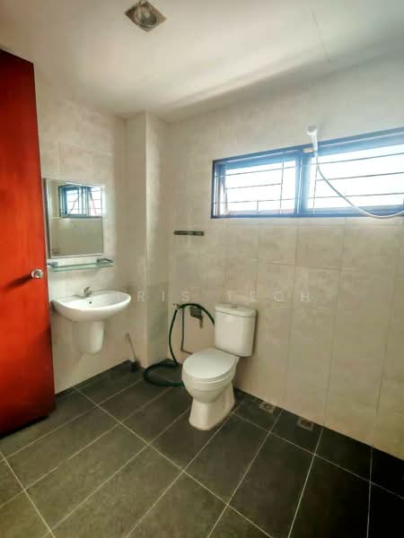 3-storey Terraced House for Rent in Taman Desa Green (Jelutong) - Chris Teoh - Bathroom - PropertyGuru.com.my