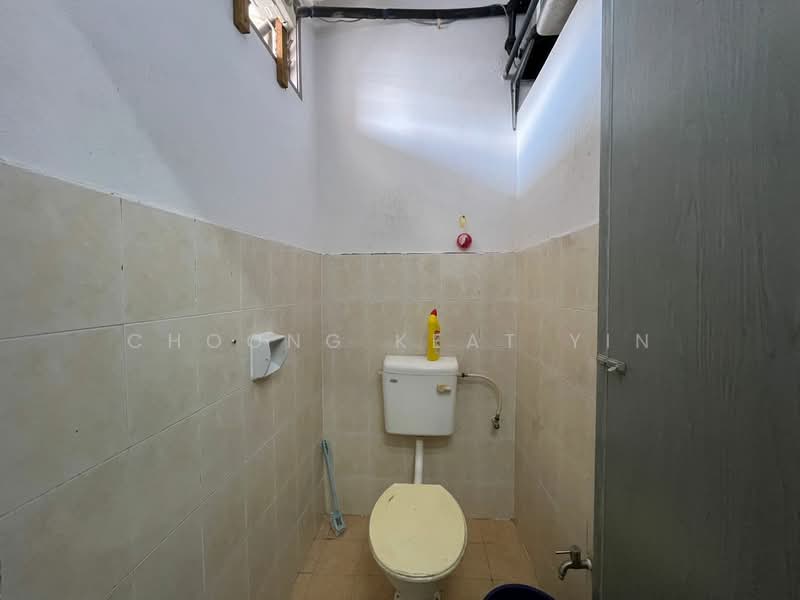 Kedai / Pejabat untuk Disewa di Mergong (Alor Setar) - Choong Keat Yin - Bathroom - PropertyGuru.com.my