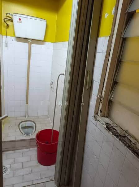 1-storey Terraced House for Sale in Taman Dahlia (Tampoi) - Finn Aw - Bathroom - PropertyGuru.com.my