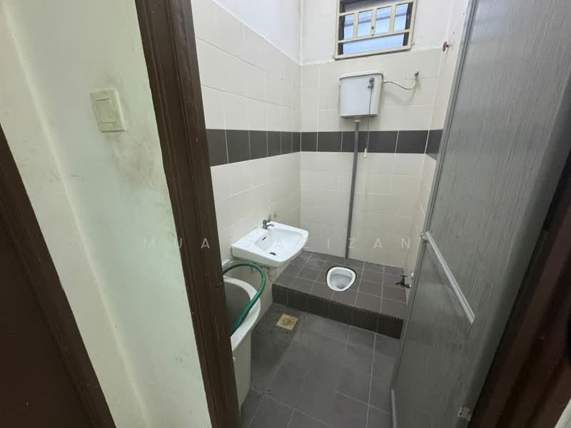 Semi-Detached House for Sale in Parit Buntar (Perak) - Muaz Azizan - Bathroom - PropertyGuru.com.my