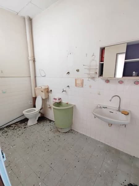 Rumah Teres 2 Tingkat untuk Dijual di Tanjung Tokong (Penang) - Chris Teoh - Bathroom - PropertyGuru.com.my
