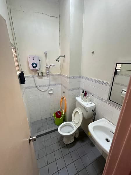 2-storey Terraced House for Sale in Bandar Kinrara Seksyen 1 (Bandar Kinrara) - Connie Wong - Bathroom - PropertyGuru.com.my