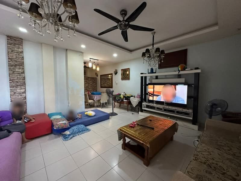 2-storey Terraced House for Sale in Taman Mount Austin (Tebrau) - Daphne Lee - Living Room - PropertyGuru.com.my