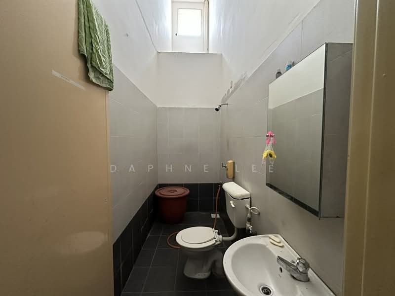 2-storey Terraced House for Sale in Taman Mount Austin (Tebrau) - Daphne Lee - Bathroom - PropertyGuru.com.my
