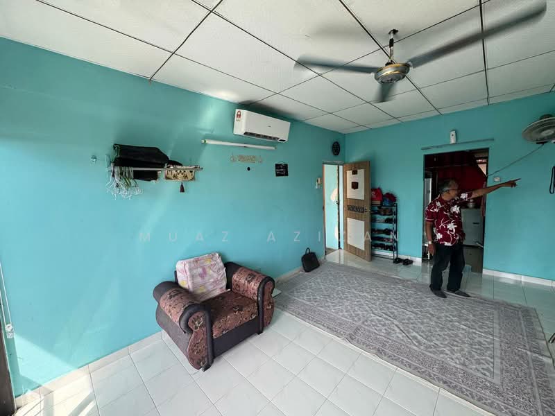 Rumah Flat untuk Dijual di Taman Pauh Indah - Muaz Azizan - Living Room - PropertyGuru.com.my