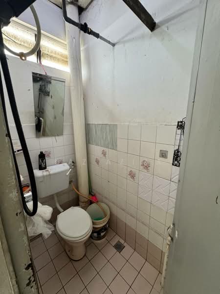 Rumah Flat untuk Dijual di Taman Pauh Indah - Muaz Azizan - Bathroom - PropertyGuru.com.my