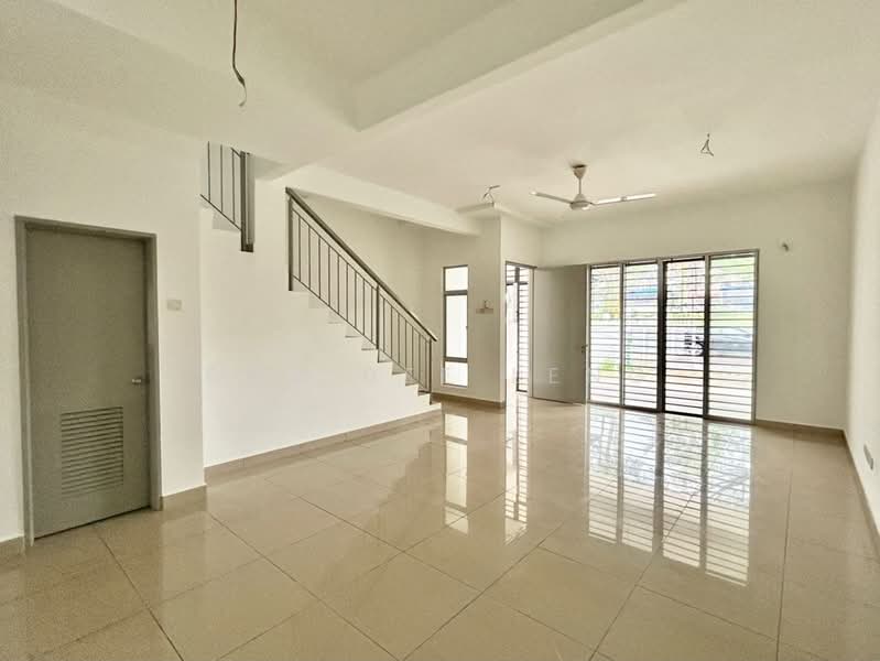 Rumah Teres 2 Tingkat untuk Dijual di Taman Seri Austin (Tebrau) - Ewe Bee Leng - Living Room - PropertyGuru.com.my