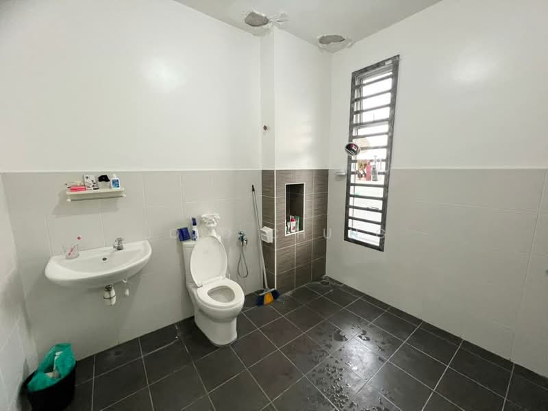 Rumah Teres 2 Tingkat untuk Dijual di Setia Tropika (Johor Bahru) - Jojo Chung - Bathroom - PropertyGuru.com.my