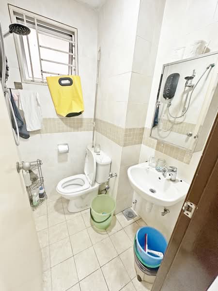 Pangsapuri untuk Dijual di Puteri Bayu Apartment - Wendy Boon - Bathroom - PropertyGuru.com.my
