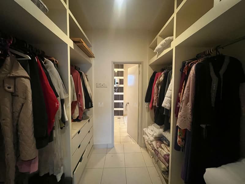 Rumah Banglo untuk Dijual di Seremban 2 (Negeri Sembilan) - Halim Mazlan - Walk-in Wardrobe - PropertyGuru.com.my