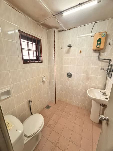 Rumah Teres 2 Tingkat untuk Dijual di Bandar Country Homes (Rawang) - Elwin Mah - Bathroom - PropertyGuru.com.my