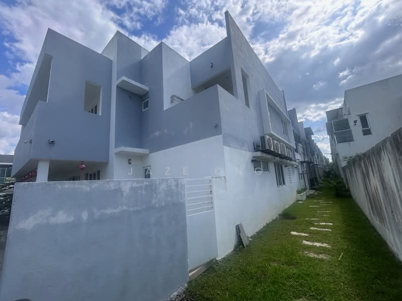 2-storey Terraced House for Sale in Bandar Putra Permai (Seri Kembangan) - Jaze Ong - Exterior - PropertyGuru.com.my