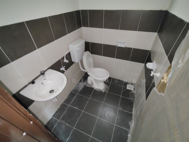 Rumah Teres 1 Tingkat untuk Disewa di Sitiawan (Perak) - Muinuddin Muhamad - Bathroom - PropertyGuru.com.my