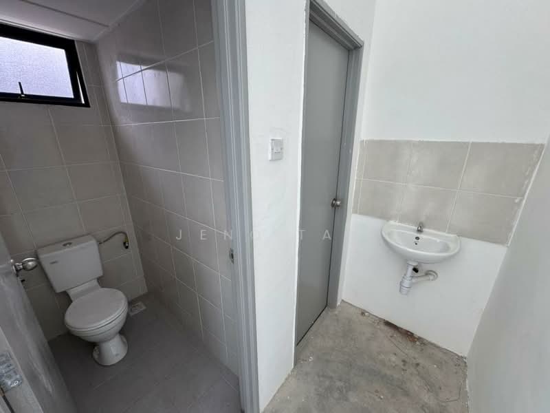 Shop / Office for Rent in Kuching (Sarawak) - Jeno Tan - Bathroom - PropertyGuru.com.my