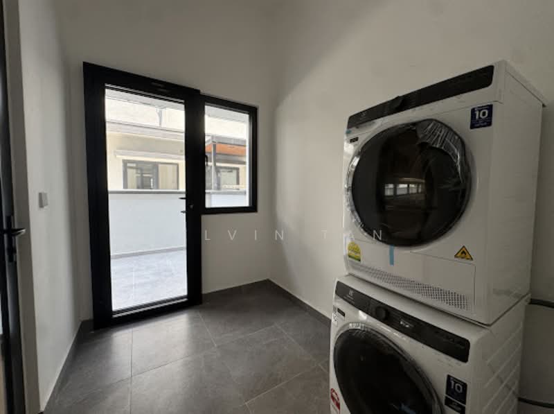 Rumah Berkembar untuk Dijual di Telok Panglima Garang (Selangor) - Kelvin Tan - Balcony - PropertyGuru.com.my