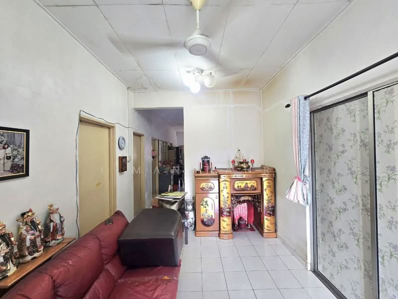 1-storey Terraced House for Sale in Taman Pelangi Semenyih (Semenyih) - Ilman Nahri - Living Room - PropertyGuru.com.my