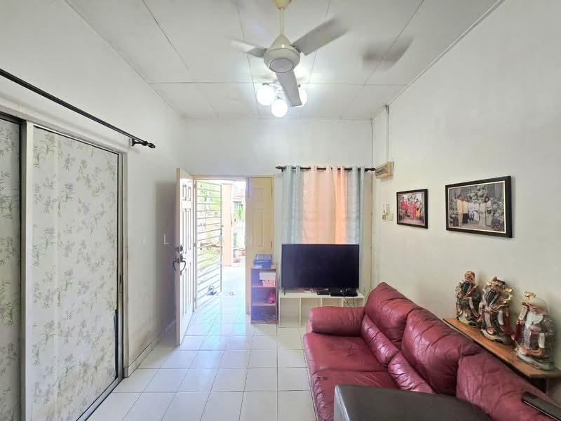 1-storey Terraced House for Sale in Taman Pelangi Semenyih (Semenyih) - Ilman Nahri - Living Room - PropertyGuru.com.my