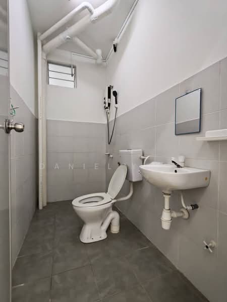 Pangsapuri untuk Dijual di Flora Damai - Daniel Yong - Bathroom - PropertyGuru.com.my