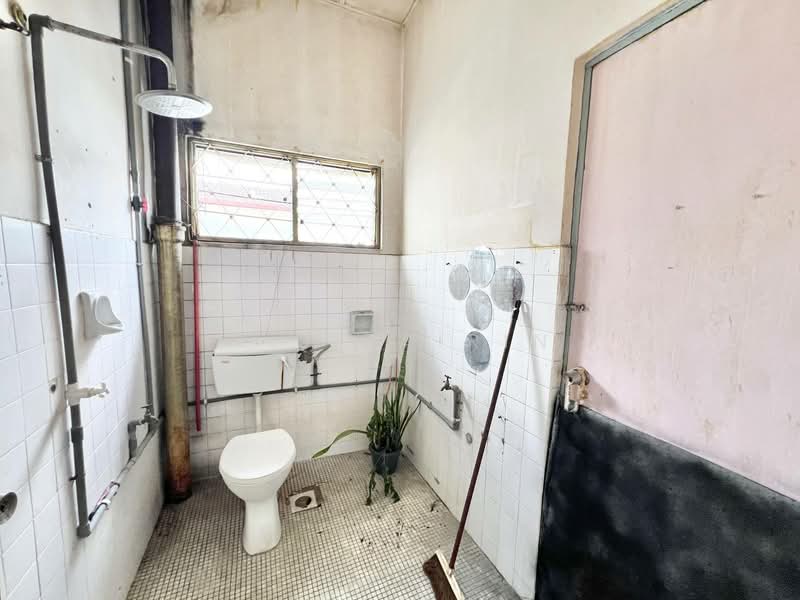 2-storey Terraced House for Sale in Taman Cempaka (Ampang) - M.J Zairin - Bathroom - PropertyGuru.com.my