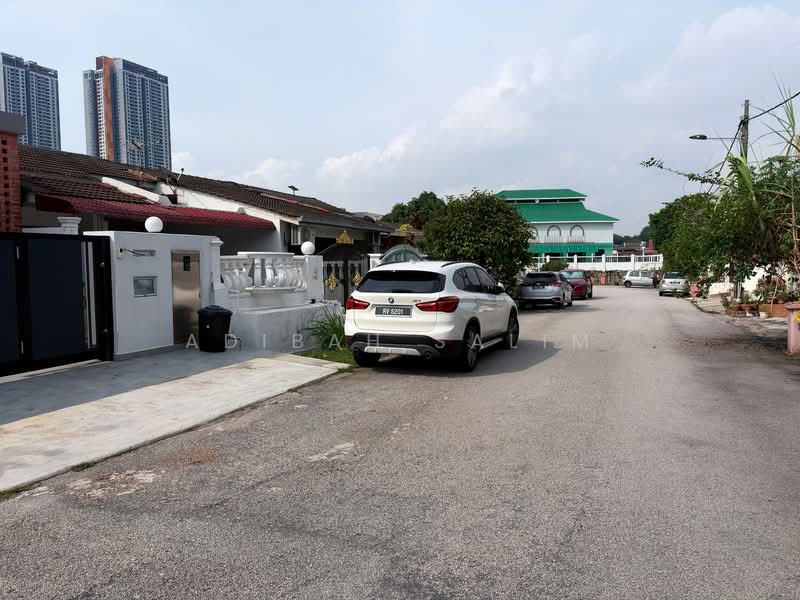 1-storey Terraced House for Sale in Kelana Jaya (Petaling Jaya) - Adibah Salim - Exterior - PropertyGuru.com.my